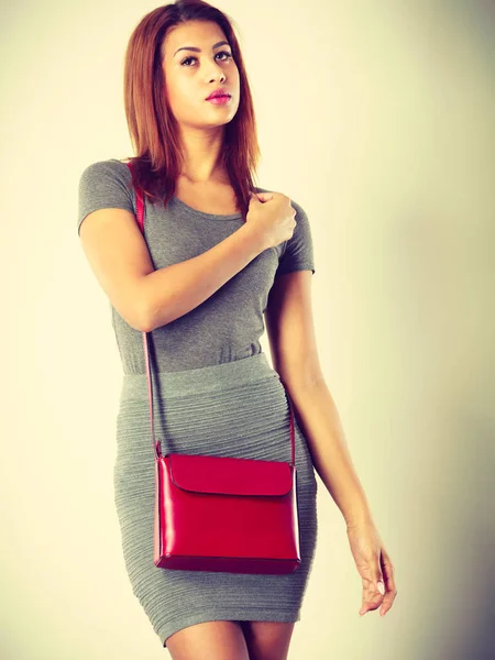 Mulatto fille gris usure avec sac à main rouge — Photo