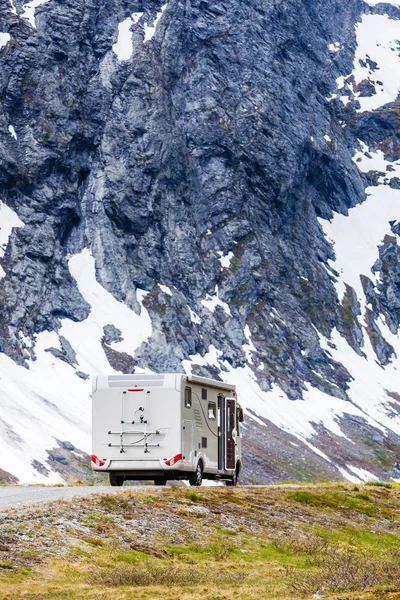 Camper auto in Noorse bergen — Stockfoto