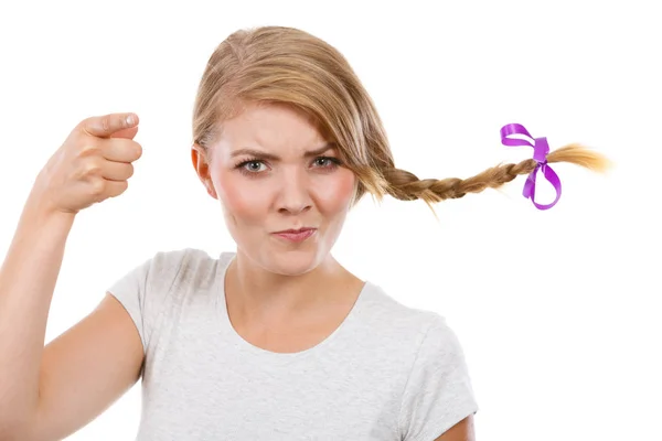 Adolescente chica en trenza cabello haciendo enojado cara —  Fotos de Stock