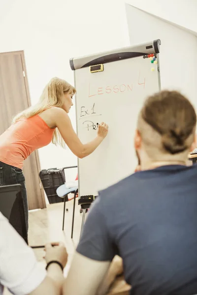 Studenten in de klas leren van Engels — Stockfoto