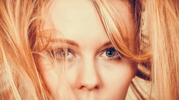 Blondine mit ihren langen wirren Haaren — Stockfoto