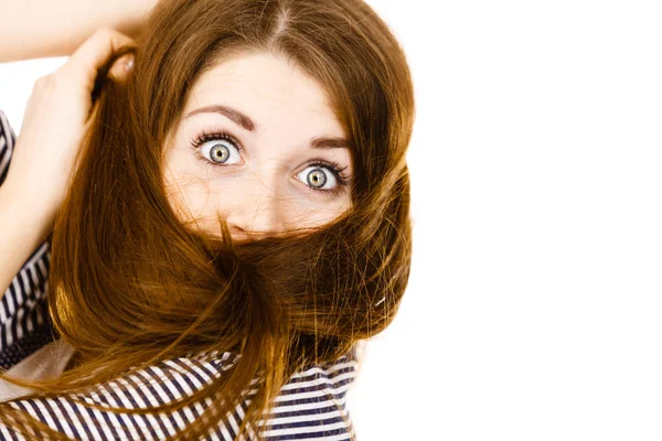 Vrouw met gezicht bedekt met bruin haar — Stockfoto