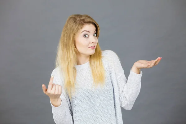 Young woman seek a solution, making undecided gesture — Stock Photo, Image