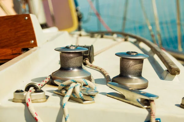 Jacht kaapstander op een zeilschip tijdens cruise — Stockfoto