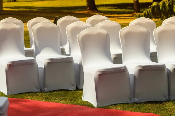 白いエレガントなカバーと多くの結婚式椅子 — ストック写真