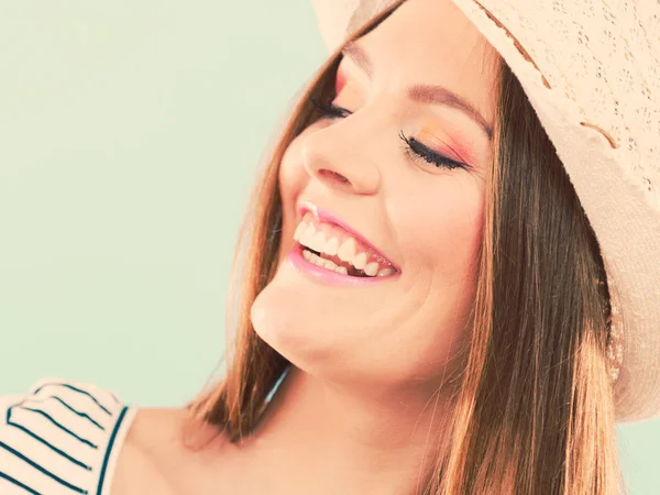 Mujer cara coloridos ojos maquillaje, sombrero de paja de verano sonriendo —  Fotos de Stock