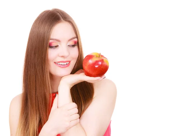 Mulher encantadora menina maquiagem colorida detém fruta de maçã — Fotografia de Stock