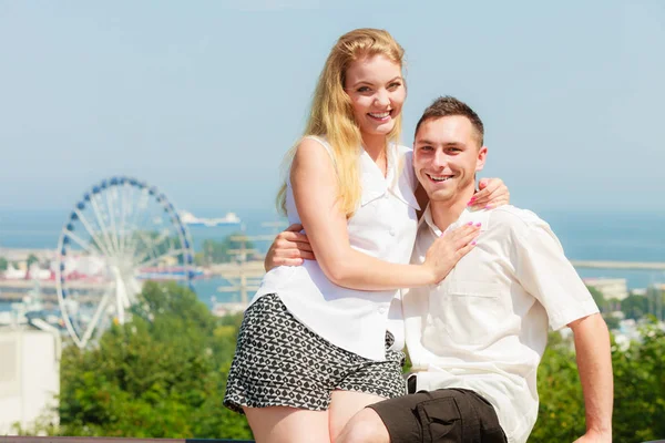 Gelukkige romantisch paar met stad op achtergrond — Stockfoto