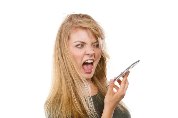 Jeune femme en colère parlant au téléphone — Photo