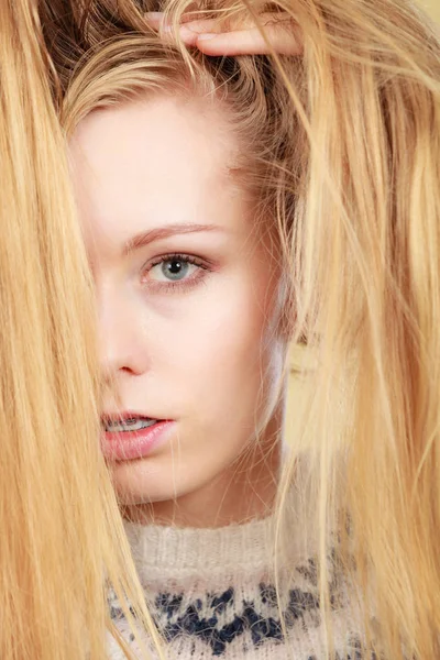 Blonde vrouw met haar lang verwarde haren — Stockfoto
