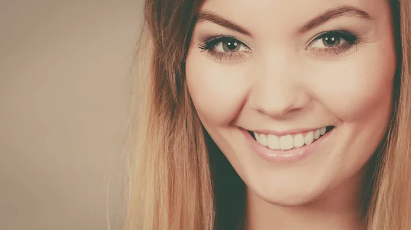 Retrato de mujer rubia feliz sonriendo con alegría —  Fotos de Stock