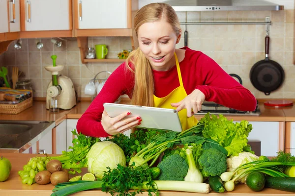 Mujer que tiene verduras verdes pensando en cocinar — Foto de Stock