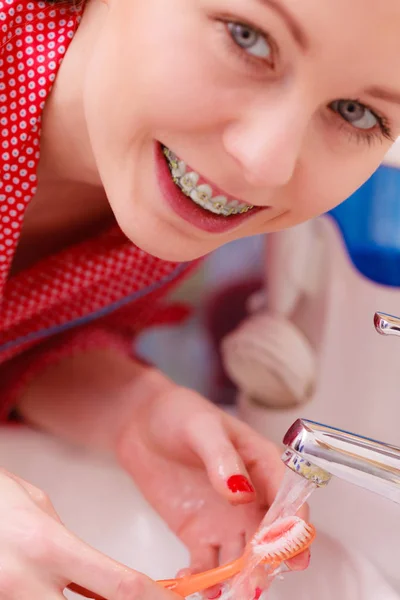 Mujer cepillarse los dientes de limpieza en el baño —  Fotos de Stock
