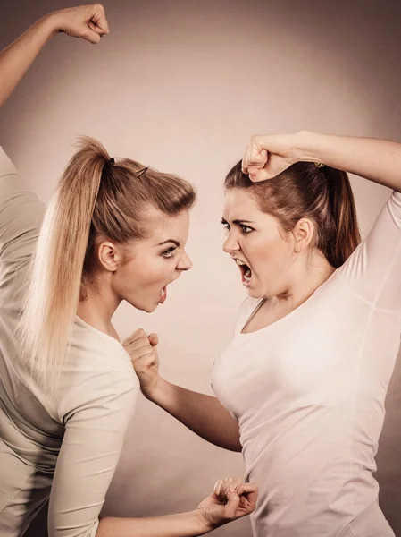 Dos mujeres agresivas discutiendo pelea —  Fotos de Stock