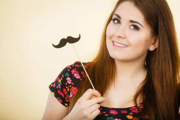 Mujer feliz sosteniendo bigote falso en palo — Foto de Stock