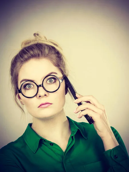 Fokussierte Geschäftsfrau telefoniert — Stockfoto