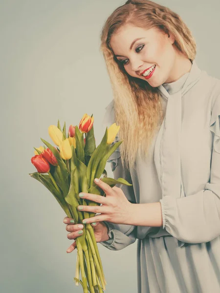 Mujer bonita con tulipanes rojos amarillos — Foto de Stock