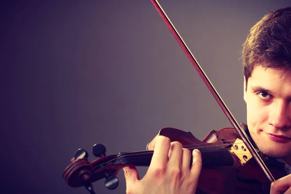 Homem homem vestido elegantemente tocando violino — Fotografia de Stock