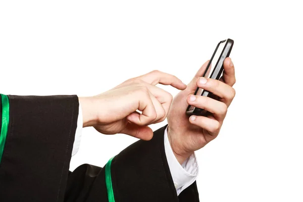 Les bras de l'avocat utilisent un écran tactile smartphone . — Photo