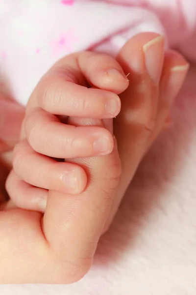 母の手を握って毛布で寝ている赤ちゃん — ストック写真