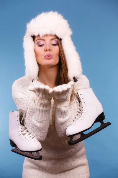 Femme avec patins à glace baiser geste — Photo