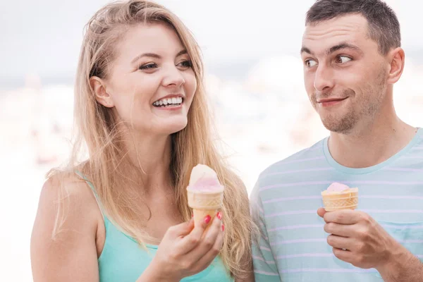 Mężczyzna i kobieta jedzący lody na plaży — Zdjęcie stockowe