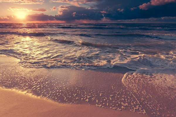 美しい夕日と海とビーチの上の雲 — ストック写真