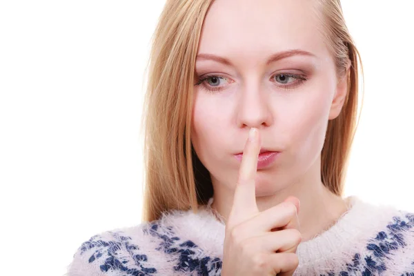 Giovane donna bionda che fa silenzio gesto — Foto Stock