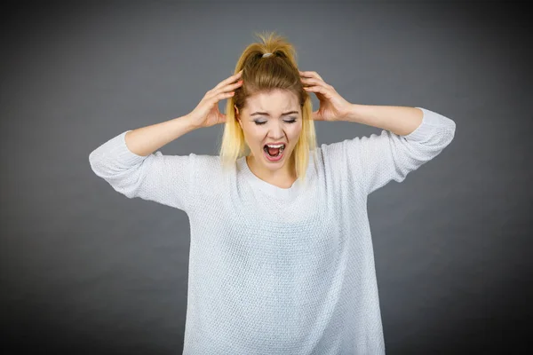 Unglückliche Frau schreit und schreit vor Schmerz — Stockfoto