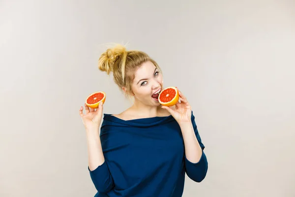 Feliz mujer sonriente sosteniendo pomelo rojo —  Fotos de Stock