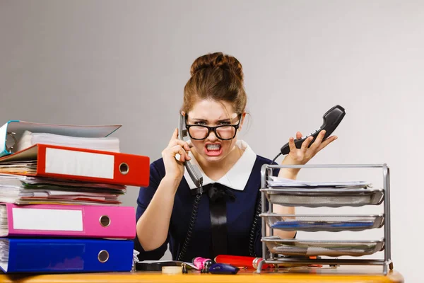 Boos bazig zakenvrouw telefoon praten — Stockfoto