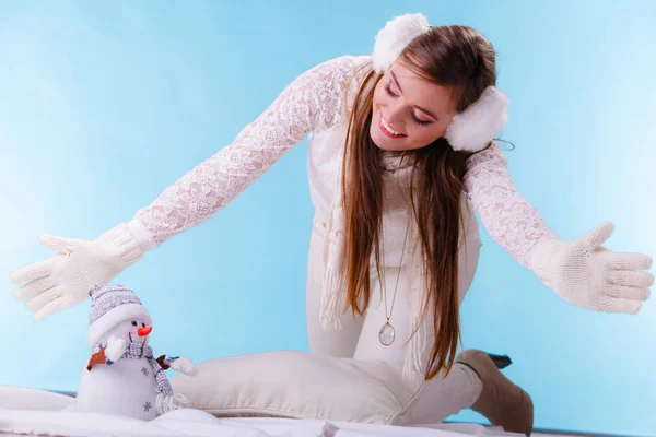 Leuke vrouw met kleine sneeuwpop. Winter mode. — Stockfoto