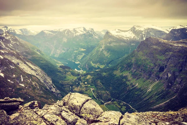 Uitzicht over de Geirangerfjord vanaf Dalsnibba uitzichtpunt in Noorwegen — Stockfoto