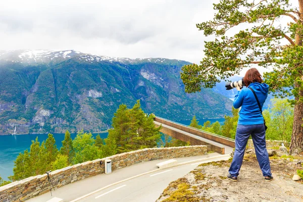 Turysta robi zdjęcie z punktu widokowego Stegastein Norwegia — Zdjęcie stockowe