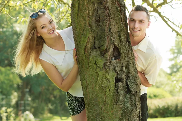Šťastný pár s romantickou datum v parku — Stock fotografie