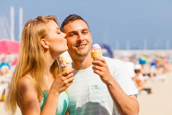 Homem e mulher comendo sorvete na praia — Fotografia de Stock