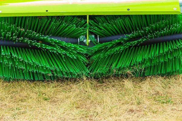 Mezőgazdasági gépek, széna gép nagy ecsettel — Stock Fotó