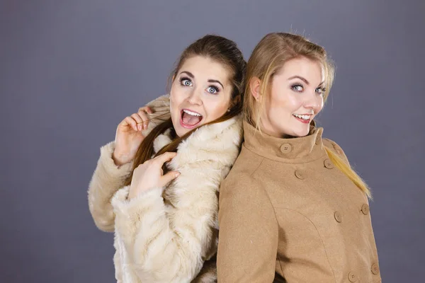 Duas mulheres vestindo casacos castanhos claros — Fotografia de Stock