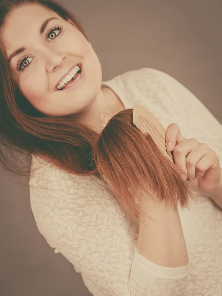 Donna felice spazzolarsi i capelli — Foto Stock