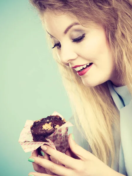 Mulher atraente segura bolo na mão — Fotografia de Stock