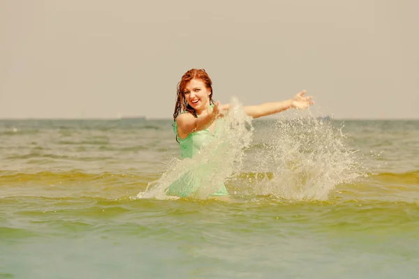 Donna rossa che gioca in acqua durante l'estate — Foto Stock