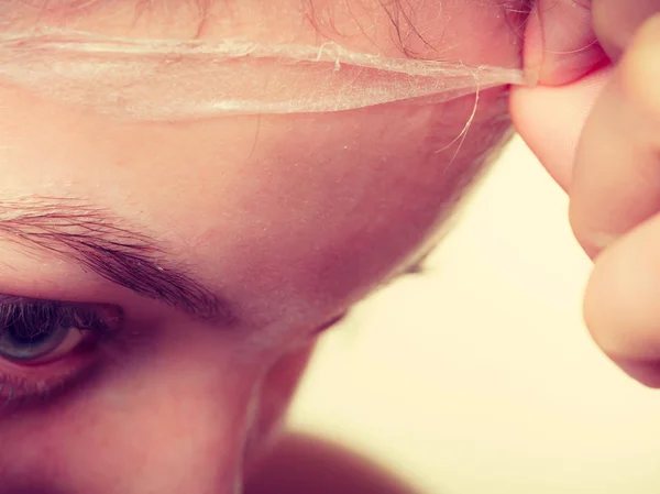 Mulher removendo a casca facial fora máscara closeup — Fotografia de Stock