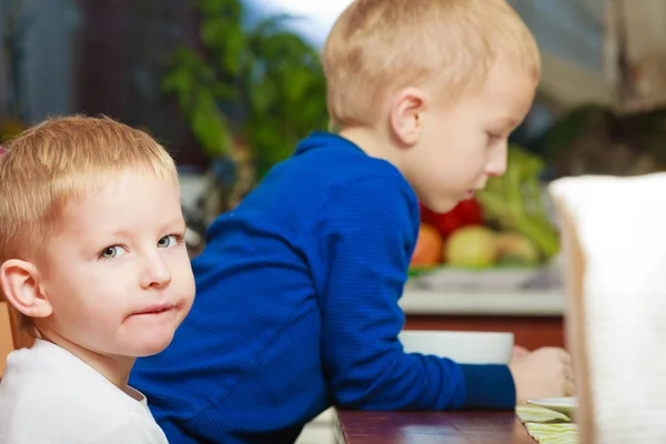 Two boys, kids eating breakfast together — Stock Photo, Image