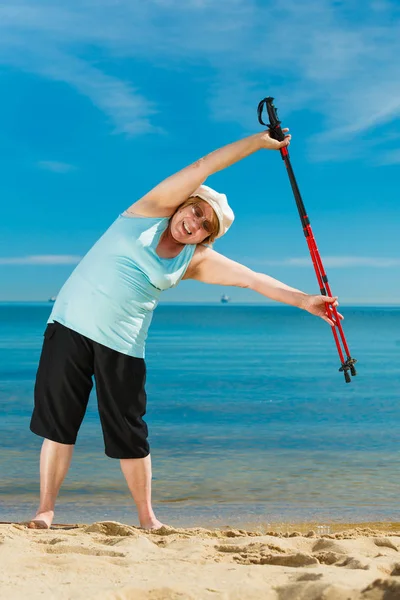 Seniorin wärmt sich mit Gehstöcken auf — Stockfoto