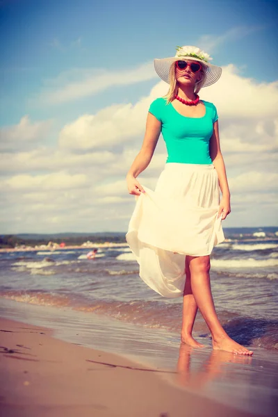 Atractiva mujer en la playa. — Foto de Stock