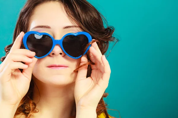 Ragazza in blu occhiali da sole ritratto — Foto Stock