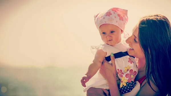 Madre jugando con el bebé en la playa —  Fotos de Stock