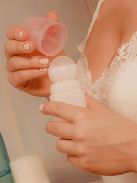 Femme tient bâton déodorant cosmétique dans les mains — Photo