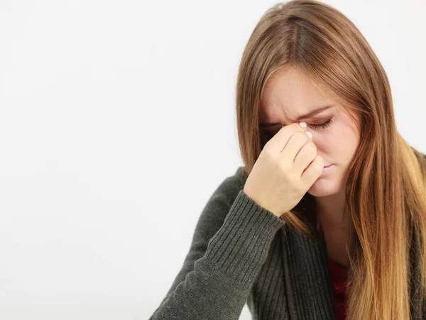 Jonge vrouw met pijnlijke sinus ache — Stockfoto