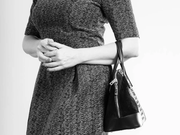 Шикарная женщина с сумочкой . — стоковое фото